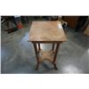 Image 5 : OAK BOBBIN TURNED TABLE