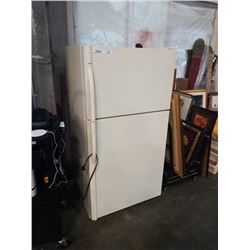 KENMORE WHITE FRIDGE APPROX 33 INCHES WIDE 65 TALL 31 DEEP