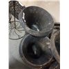 Image 4 : Large and medium metal planters