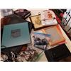 Image 3 : 2 leather satchels, inspirational sign and lot of collectibles