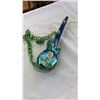 Image 4 : 2 TIN CAN HAND CRAFTED CAR AND GUITAR
