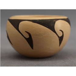 NATIVE AMERICAN HOPI POTTERY BOWL BY R NAMOKI