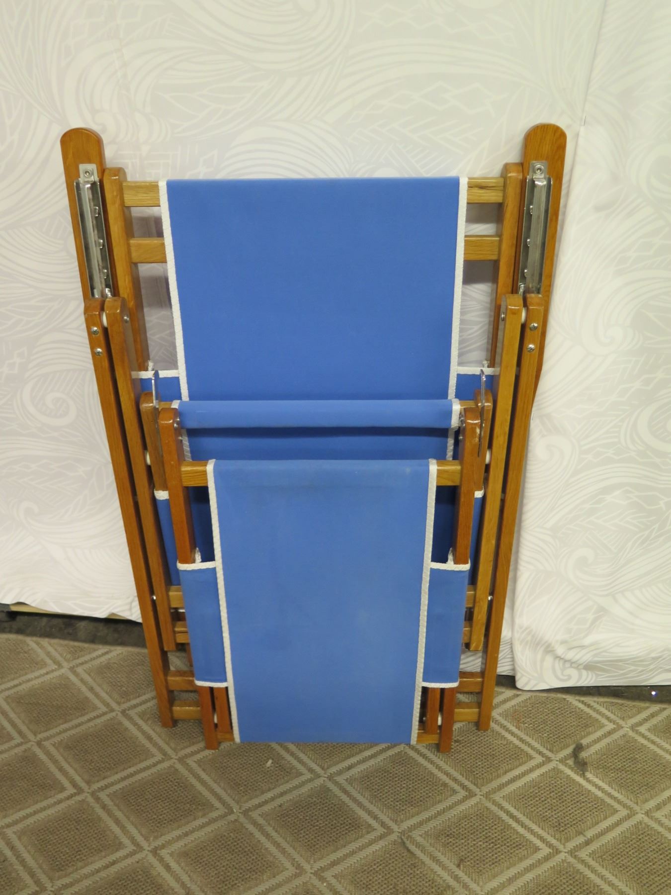 qty 1 folding beach lounge chair w blue canvas
