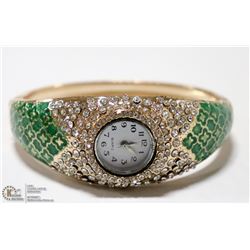 WOMENS ELEGANT CUFF STYLE WRIST WATCH- GOLD &