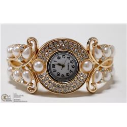 WOMENS ELEGANT CUFF STYLE WRIST WATCH- GOLD &