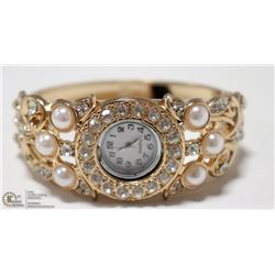 WOMENS ELEGANT CUFF STYLE WRIST WATCH- GOLD &