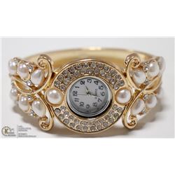 WOMENS ELEGANT CUFF STYLE WRIST WATCH- GOLD &