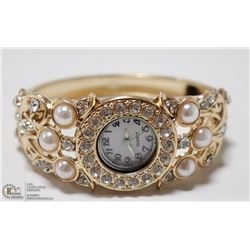 WOMENS ELEGANT CUFF STYLE WRIST WATCH- GOLD TONE/
