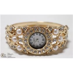 WOMENS ELEGANT CUFF STYLE WRIST WATCH- GOLD TONE/