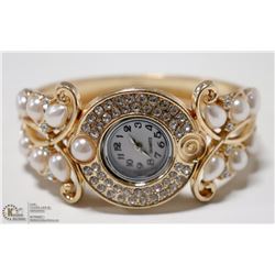 WOMENS ELEGANT CUFF STYLE WRIST WATCH- GOLD TONE/