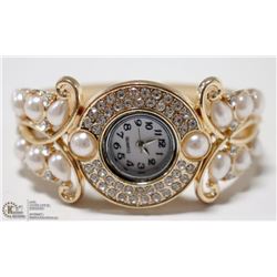 WOMENS ELEGANT CUFF STYLE WRIST WATCH- GOLD TONE/