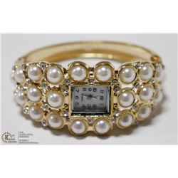WOMENS ELEGANT CUFF STYLE WRIST WATCH- GOLD TONE