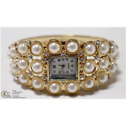 WOMENS ELEGANT CUFF STYLE WRIST WATCH- GOLD TONE