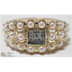 WOMENS ELEGANT CUFF STYLE WRIST WATCH- GOLD TONE