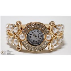WOMENS ELEGANT CUFF STYLE WRIST WATCH- GOLD TONE/