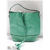 Image 1 : GREEN HANDBAG WITH GOLD TONE ACCENTS