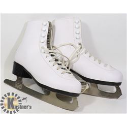 BOX WITH PAIR OF LADIES HESPELER FIGURE