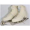 Image 1 : SCM WOMENS SKATES - SIZE 10 HARD SHELLED