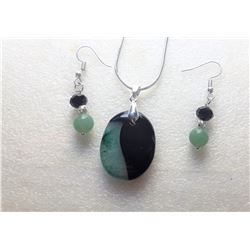18)  BLACK CHERRY AND GREEN AGATE OVAL