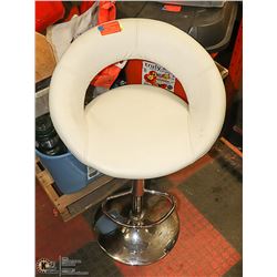WHITE HYDROLIC LIFT BAR STOOL