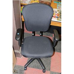 ALL BLACK HYDRAULIC LIFT OFFICE CHAIR