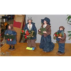 SET OF CHRISTMAS CAROLERS