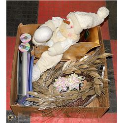 BOX WITH CHRISTMAS ITEMS INCL. GOLD