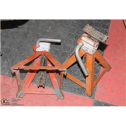 BOX WITH SET OF 2 METAL JACK STANDS -
