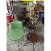 Image 2 : 4 vintage palour chair, 2 planters and 1 retro green leather chair