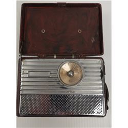 1940S RCA PORTABLE TUBE RADIO RED