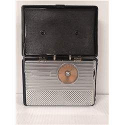 1940S RCA PORTABLE TUBE RADIO BLACK