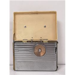 1940S RCA PORTABLE TUBE RADIO WHITE