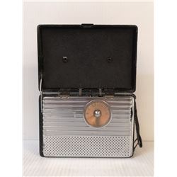 1940S RCA PORTABLE TUBE RADIO BLACK
