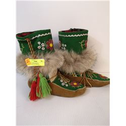 PAIR OF LADIES BEADED MOCCASINS FUR TRIMMED