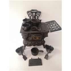 MINIATURE CAST IRON CRESCENT STOVE SET WITH 10