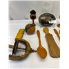 Image 2 : Nice Lot Of Vintage Wood Pieces, Napkin Holders, Press, Shot Glasses, Etc.