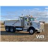 Image 2 : 2015 KENWORTH T800B T/A DUMP TRUCK