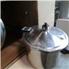 Image 2 : 2 stainless pressure cookers