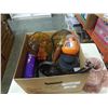 Image 2 : Box of vintage collectible, amber glass, lamp and more