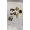 Image 3 : LOT OF VINTAGE BOOCHES AND PINS AND CASE OF VINTAGE NECKLACES