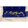 Image 8 : LOT OF VINTAGE BOOCHES AND PINS AND CASE OF VINTAGE NECKLACES