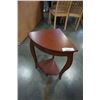 Image 4 : CORNER ENDTABLE AND WOOD KNICKNACK SHELF