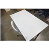 Image 3 : WHITE DESK AND ROLLING OFFICE CHAIR