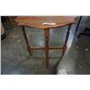 Image 7 : D TABLE AND SMALL WOOD SHELF