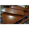 Image 3 : MAHOGANY DINING TABLE WITH 2 LEAFS AND 6 CHAIRS