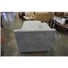 Image 7 : GREY FABRIC CHAISE