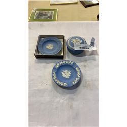 Tray of english wedgewood plates