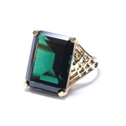 Lady's Vintage 10K Yellow Gold Deep Green Stone Ring - Size 7.  Total weight of 5.75 grams.