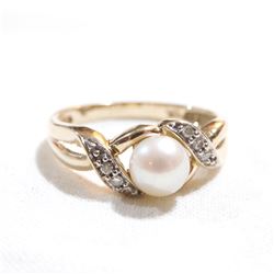 Lady's 10K Yellow Gold Pearl & Diamond Set Ring - Size 6.5.  Total weight of 2.5 grams.