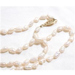 Lady's Vintage 14K Yellow Gold Fresh Water Pearl Necklace. Measures 16" in length.